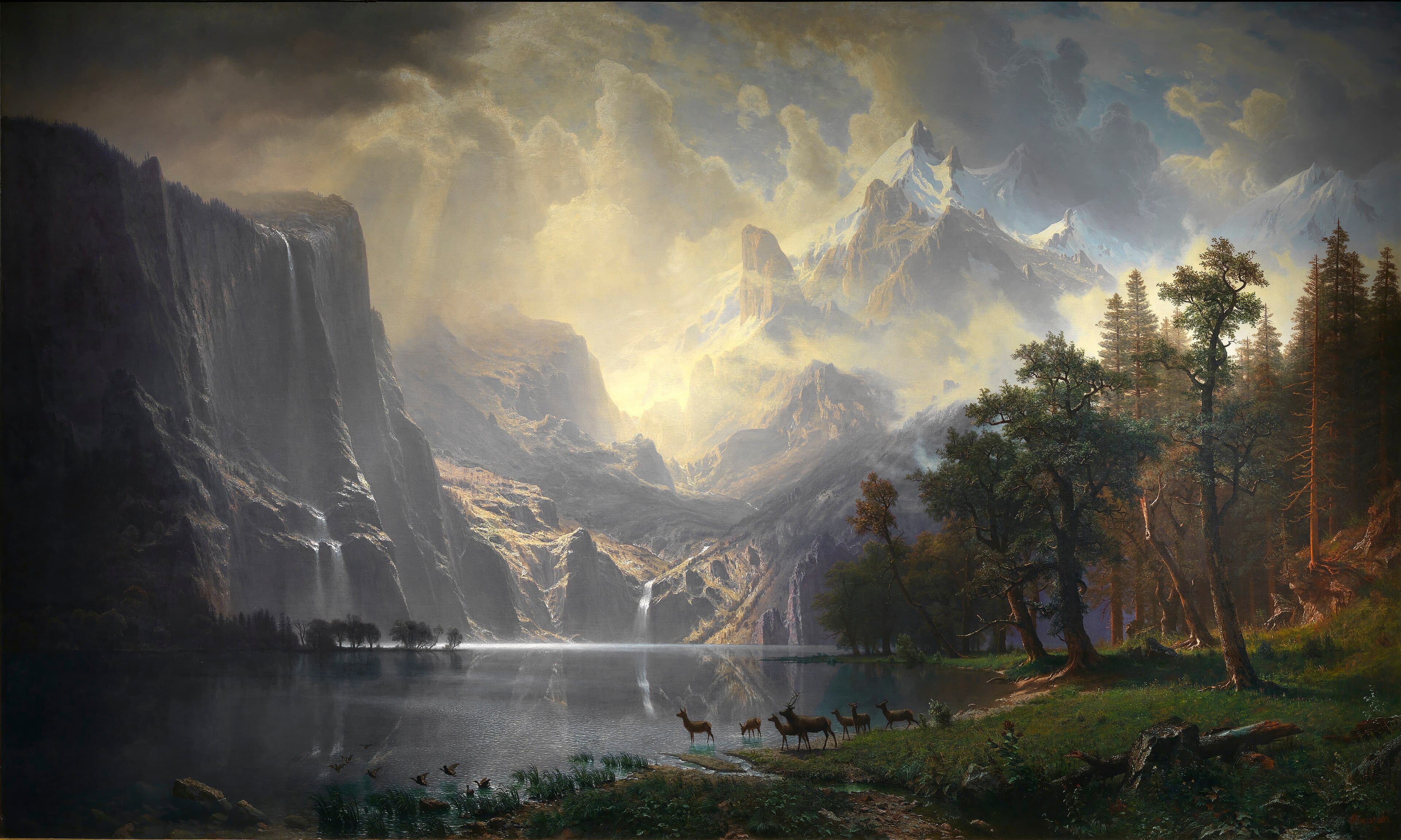 阳光穿过群山与湖面的风景画